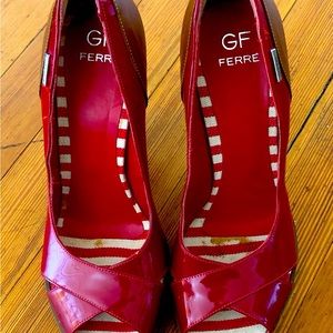 Red Peep-toe patent leather pumps